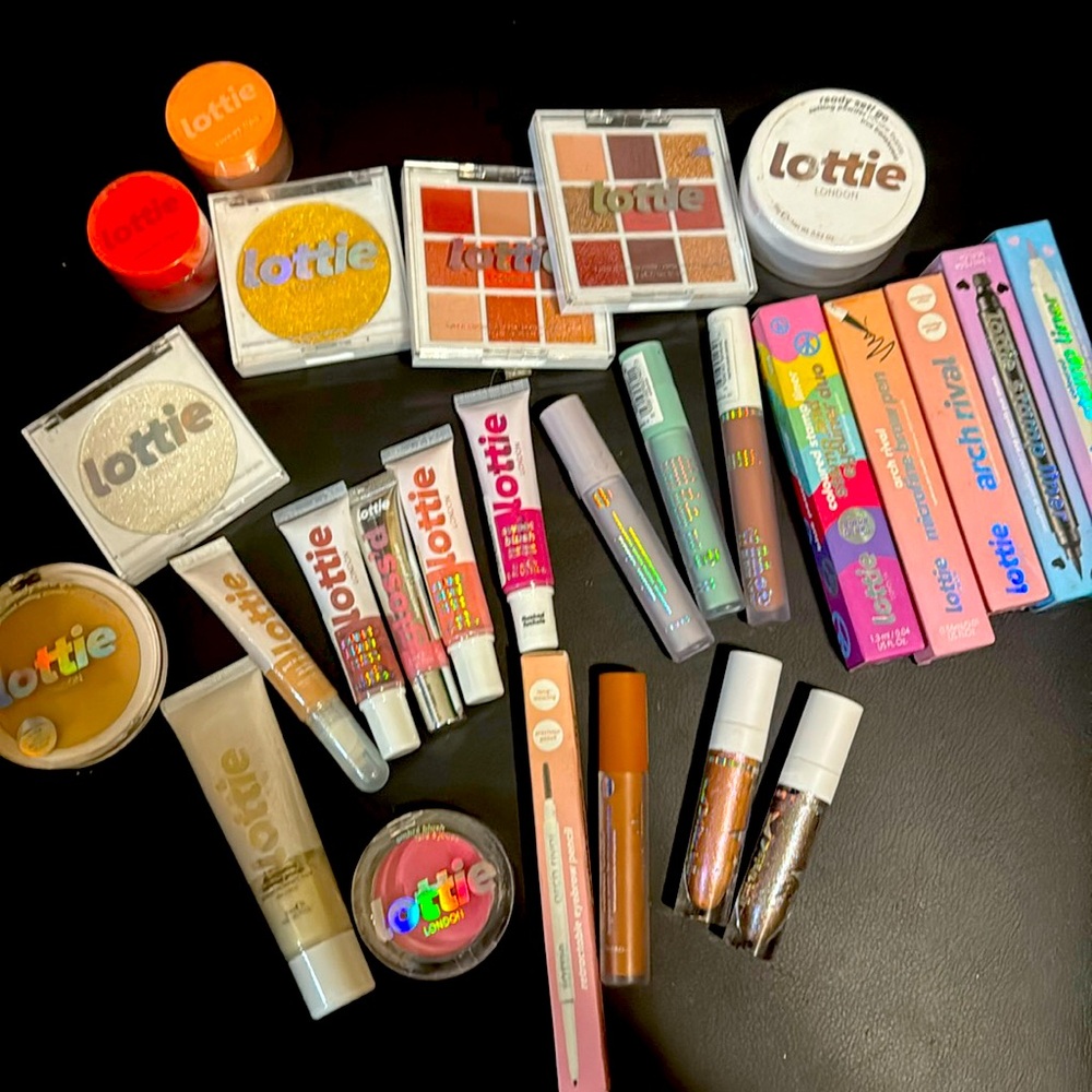 27 Lottie Make up kit Brand new